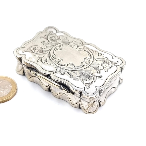 49 - A fine example of a sterling silver snuff box, with inlayed gilt lining a featuring a swirling folia... 