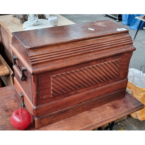 586 - An outstanding example of a Singer sewing machine table, complete with a Singer sewing machine (seri... 