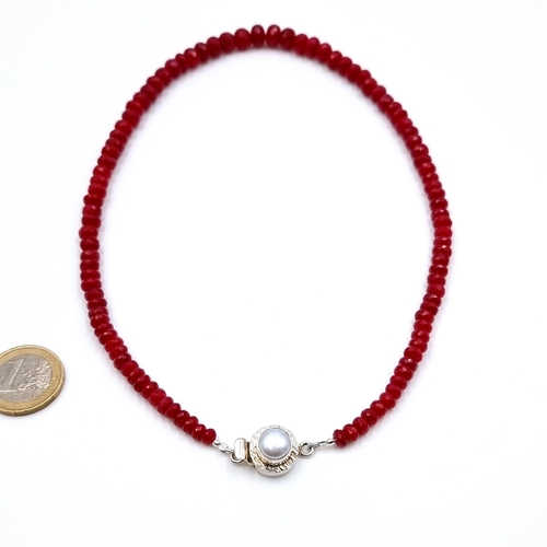 8 - A fine example of a single strand graduated African Ruby necklace, featuring a generous 250 carats a... 