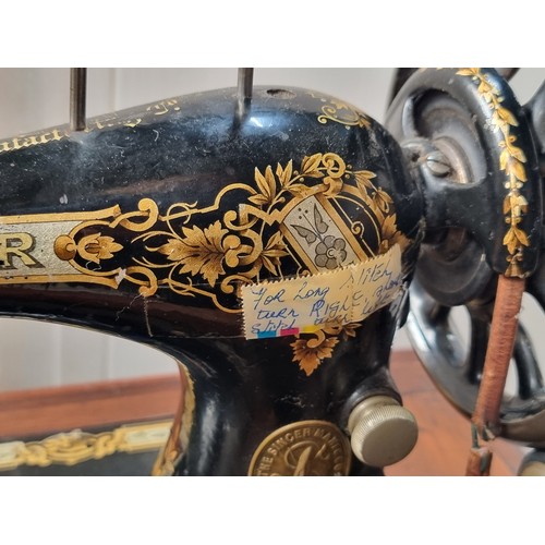 586 - An outstanding example of a Singer sewing machine table, complete with a Singer sewing machine (seri... 