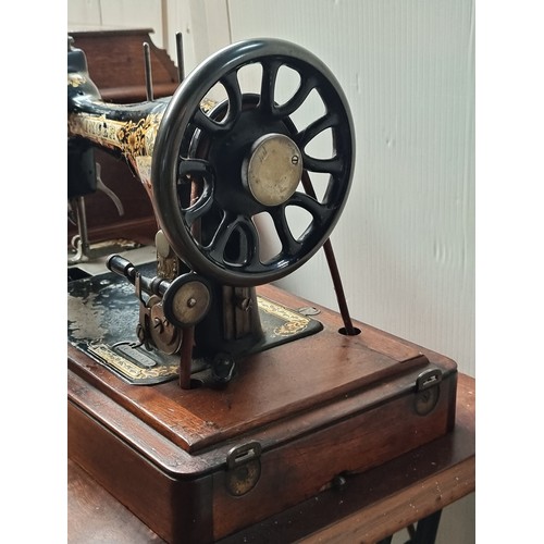 586 - An outstanding example of a Singer sewing machine table, complete with a Singer sewing machine (seri... 