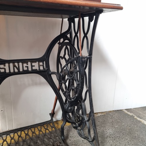 586 - An outstanding example of a Singer sewing machine table, complete with a Singer sewing machine (seri... 