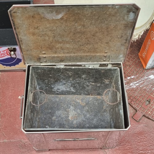 342 - A lovely vintage Art Deco coal scuttle with original liner and in a chromed finish. In really nice c... 