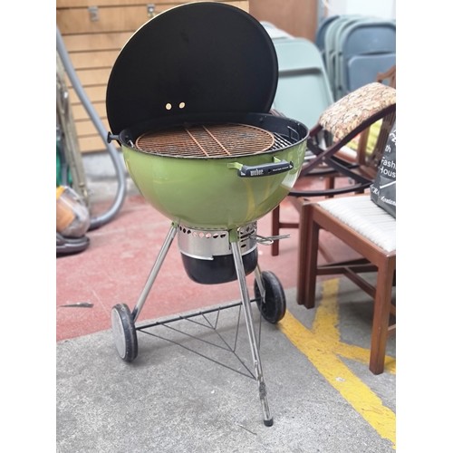 361 - A Weber Master-Touch charcoal BBQ with enamel body and thermometer gauge. RRP: €325 on thegardenhous... 