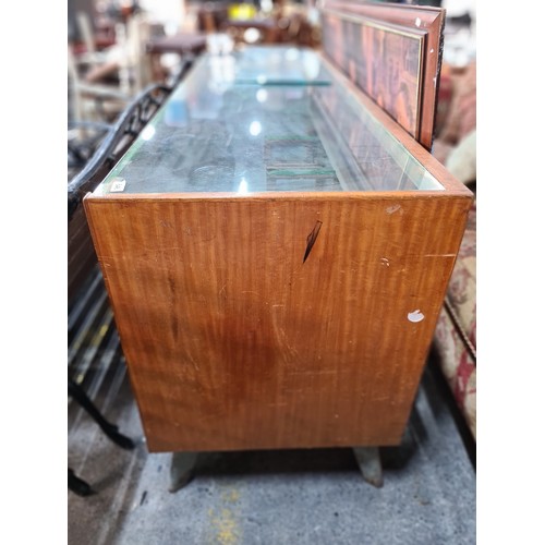 646 - A large glass fronted shop counter, with additional glass tiers inside.
MM: L183 x W60 x H86 cm