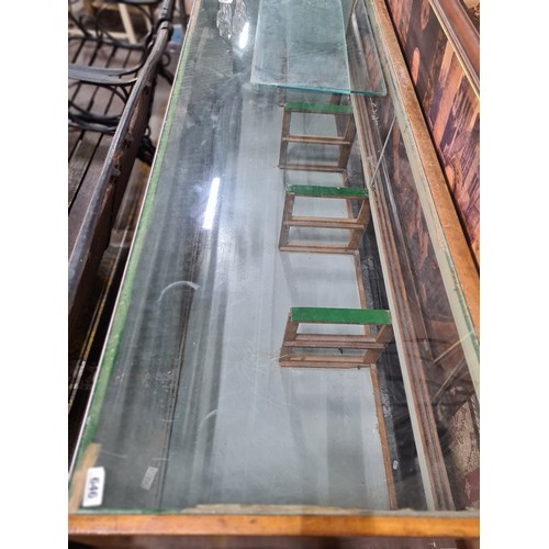 646 - A large glass fronted shop counter, with additional glass tiers inside.
MM: L183 x W60 x H86 cm