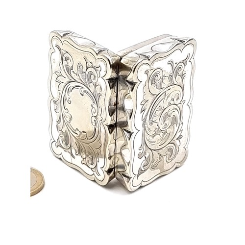 49 - A fine example of a sterling silver snuff box, with inlayed gilt lining a featuring a swirling folia... 
