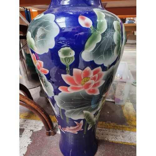 711 - Star lot : A very tall Chinese urn vase with hand painted waterlily motif. 
MM: 95 cm tall.