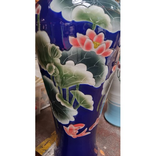 711 - Star lot : A very tall Chinese urn vase with hand painted waterlily motif. 
MM: 95 cm tall.