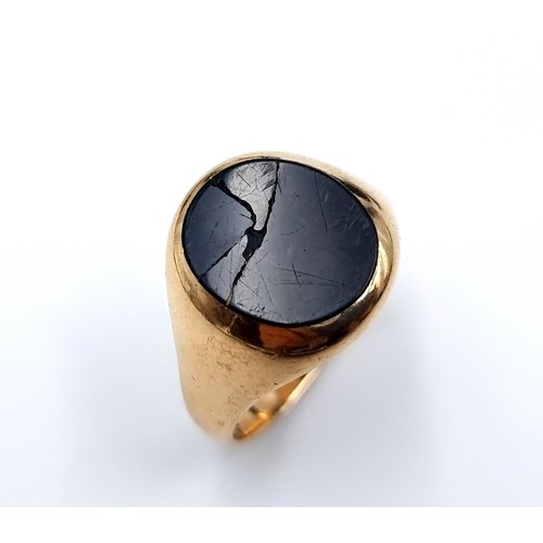 540 - A handsome gentleman's 9ct Gold Onyx signet ring. Ring size: U. Weight: 5.80 grams. Stone has damage... 