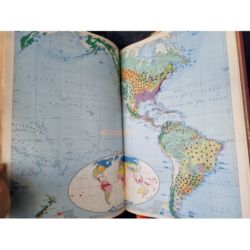 333 - A great vintage edition of the book entitled 'Atlas International Larousse', published in 1950 by Au... 