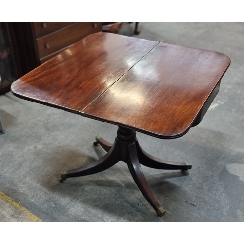 709 - A gorgeous Victorian mahogany fold out table on a turned wood quadroped pillar base, held on origina... 