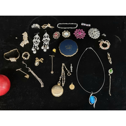 175 - A beautiful selection of twenty-two pieces of  jewellery. Including some very striking large example... 