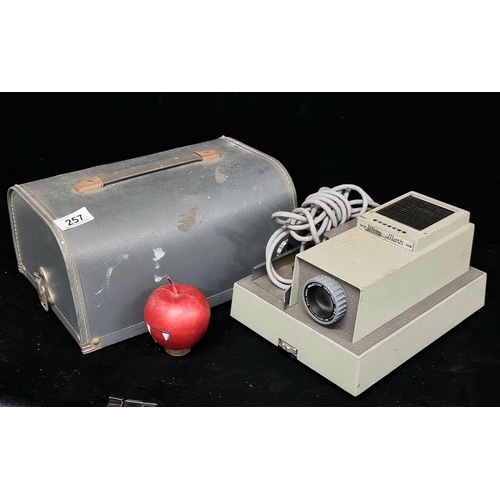 257 - A vintage cased Wray Moth slide projector, with an 85mm lens. A super retro piece.