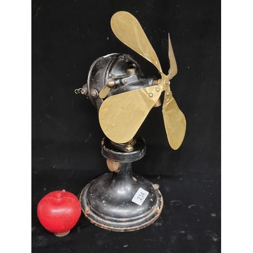 234 - An exceptionally heavy, Vintage cast metal, electric desk top table fan. With a set of four brass bl... 