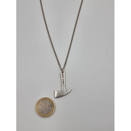 520 - A very high quality sterling silver Hatchett pendant and Silver chain. Total weight: 9.94 grams. Nic... 