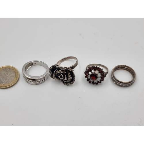 526 - A fine collection of sterling silver gem set rings, comprising of a pretty floral example together w... 