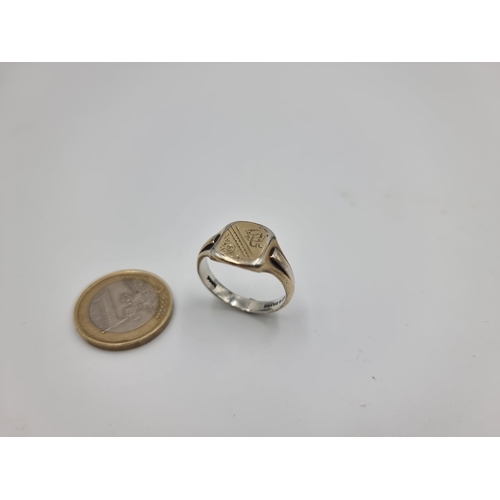 529 - A fine example of a  9ct gold and sterling silver gents Signet ring. Ring size: U. Weight: 5.19 gram... 