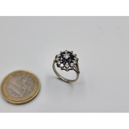 532 - A very pretty vintage Sapphire and Gem stone cluster ring. Set in sterling silver. Ring size: I. Wei... 