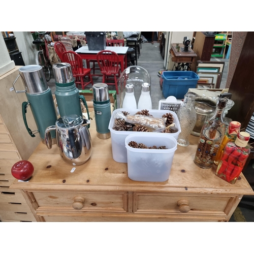 563 - An excellent mixed lot of twelve home and kitchenware items. Including three Stanley Thermoses, two ... 