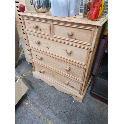 564 - A well proportioned stripped pine chest of drawers. In nice clean condition, with five deep drawers ... 