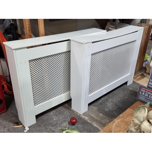 637 - Two wooden radiator covers with lattice front in a fresh white finish. 
MM: L110 x W20 x H82 cm