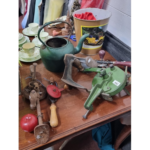 642 - A mixed lot including 3 mechanical hand drills, a cast iron kettle a bench mounted sharpener and var... 