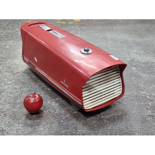 654 - A very cool vintage Siemens super VS27 vacuum cleaner in red. Missing hose attatchement.