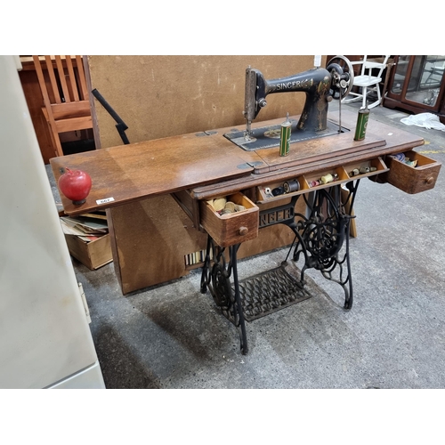 667 - A beautiful antique Singer Sewing Machine dated 1922, complete with a stunning Singer branded cast i... 