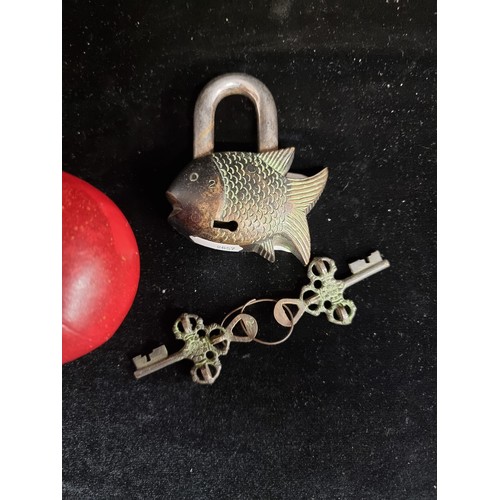 550 - A very antique heavy charming cast brass love padlock in a form of a fish, featuring an intricate in... 