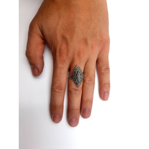 525 - A striking Marcasite graduated ring, with intricate shoulders and set in sterling silver. Ring size:... 