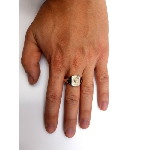 529 - A fine example of a  9ct gold and sterling silver gents Signet ring. Ring size: U. Weight: 5.19 gram... 