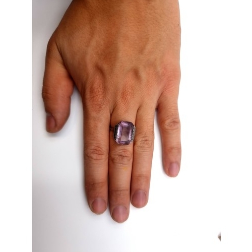 531 - A facet cut stunning Art Deco Amythyst ring, set in sterling silver. Ring size: N. Weight: 4.13 gram... 