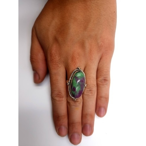 538 - A nicely polished Sterling Silver example of an oval Agate vintage ring. A large stone with beautifu... 