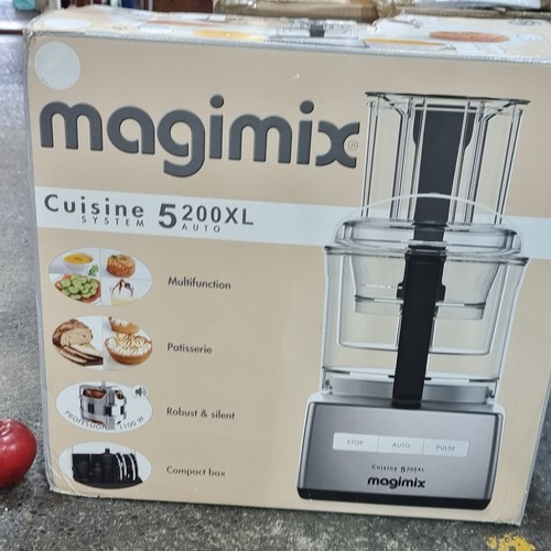 602 - Star lot : A Magimix Cuisine Systeme premium food processor, with a variety of attachments. In origi... 