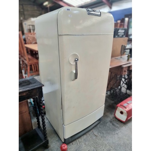 666 - Star lot : A super, vintage General Motors Frigidaire (refrigerator / freezer). A lovely example of ... 