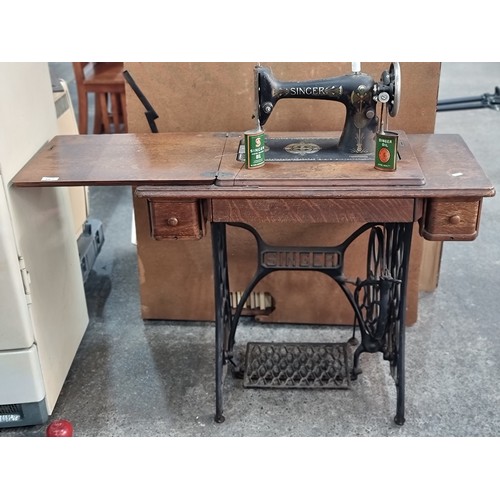 667 - A beautiful antique Singer Sewing Machine dated 1922, complete with a stunning Singer branded cast i... 