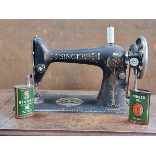 667 - A beautiful antique Singer Sewing Machine dated 1922, complete with a stunning Singer branded cast i... 