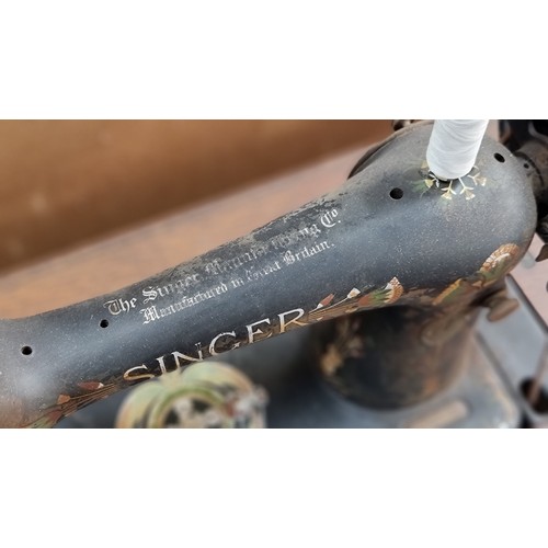 667 - A beautiful antique Singer Sewing Machine dated 1922, complete with a stunning Singer branded cast i... 