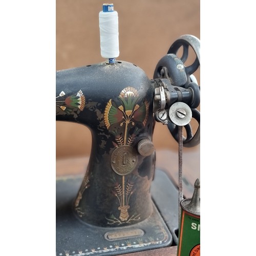 667 - A beautiful antique Singer Sewing Machine dated 1922, complete with a stunning Singer branded cast i... 