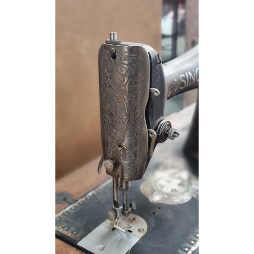 667 - A beautiful antique Singer Sewing Machine dated 1922, complete with a stunning Singer branded cast i... 