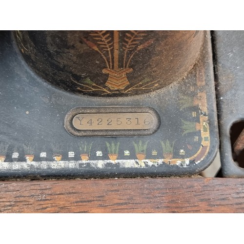 667 - A beautiful antique Singer Sewing Machine dated 1922, complete with a stunning Singer branded cast i... 