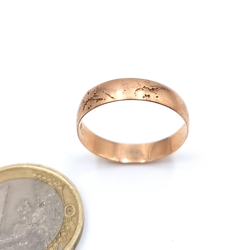 24 - A handsome (rubbed hallmark) 18 carat Rose Gold gents band ring. Ring size: S. Weight: 1.25 grams.