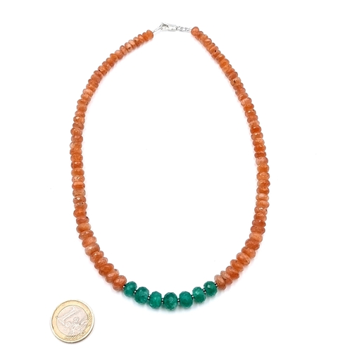 43 - An attractive Moonstone and Emerald graduated dual toned single strand necklace of 188 carats. Set w... 