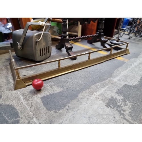 440 - A good quality antique brass fire place fender. L130cm x D43cm