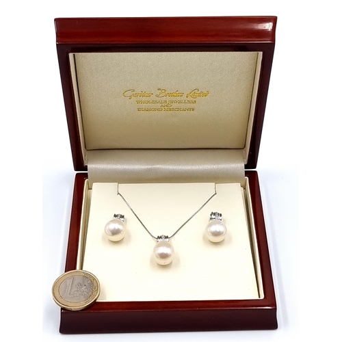 9 - Star Lot: An exquisite example of an 18 carat white Gold Diamond and Natural Pearl suite, comprising... 
