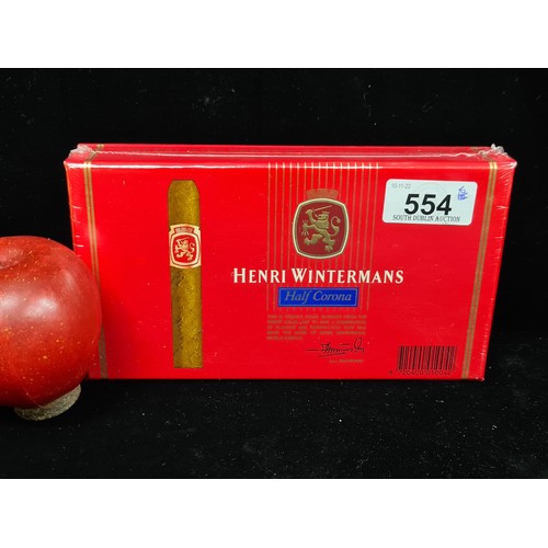 554 - A box of 25 new sealed Henri Wintermans half corona cigars. Made in Holland. Retail value: 100 Euro.