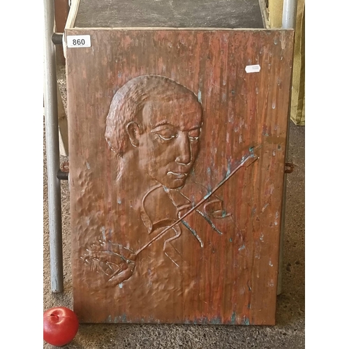 860 - An interesting solid wood carved plaque featuring an Irish man playing the fiddle.