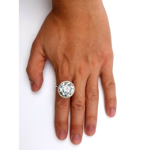 37 - A show stopping brilliant white Moissanite ring, of a huge 22.65 carats and set in sterling silver. ... 