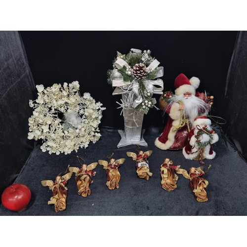 668 - A fabulous Christmas lot consisting of 10 festive decorations. Includes an elegant gold wreath, a fl... 